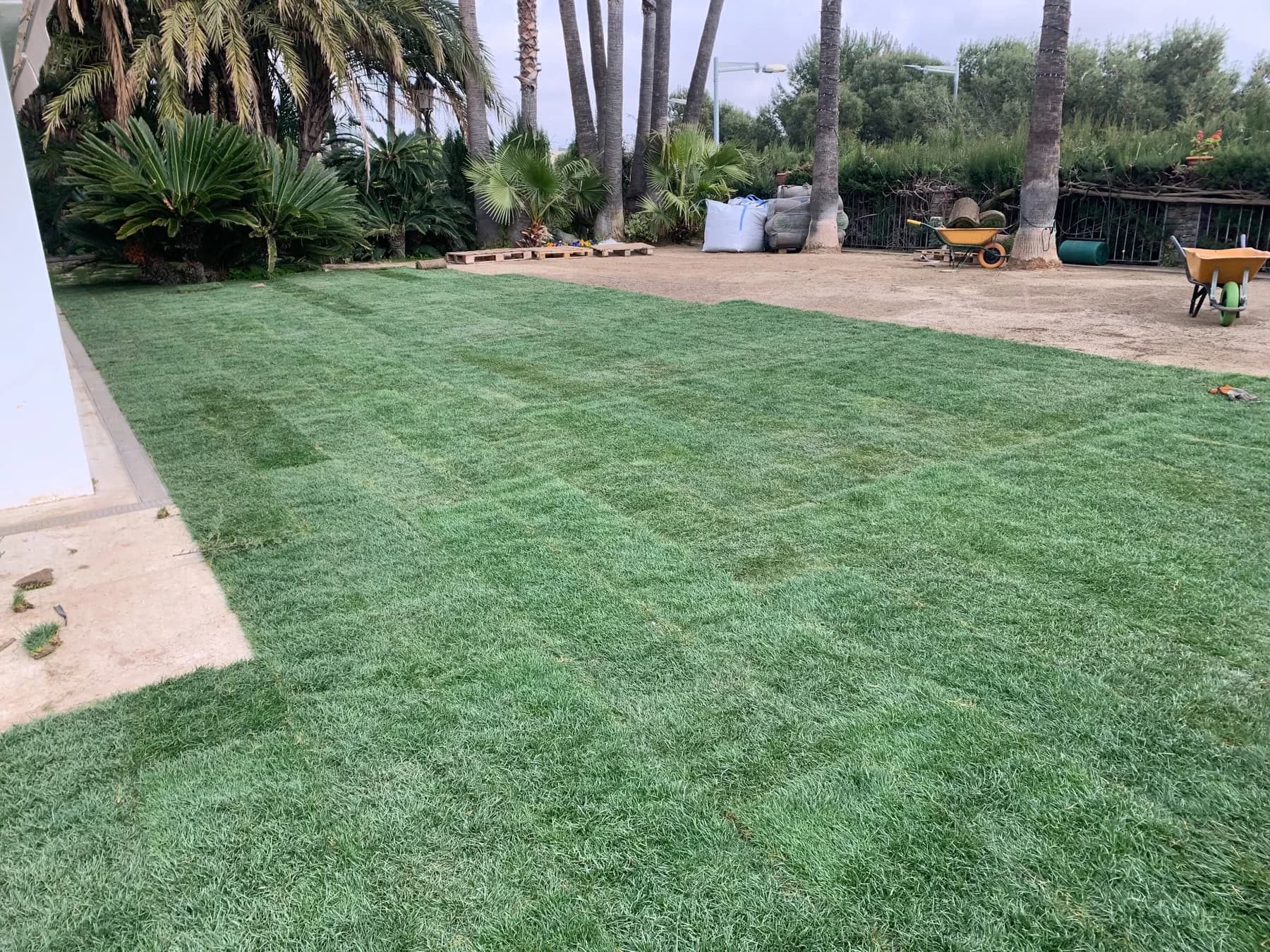 InstalaciÃ³n de cÃ©sped artificial en una zona ajardinada