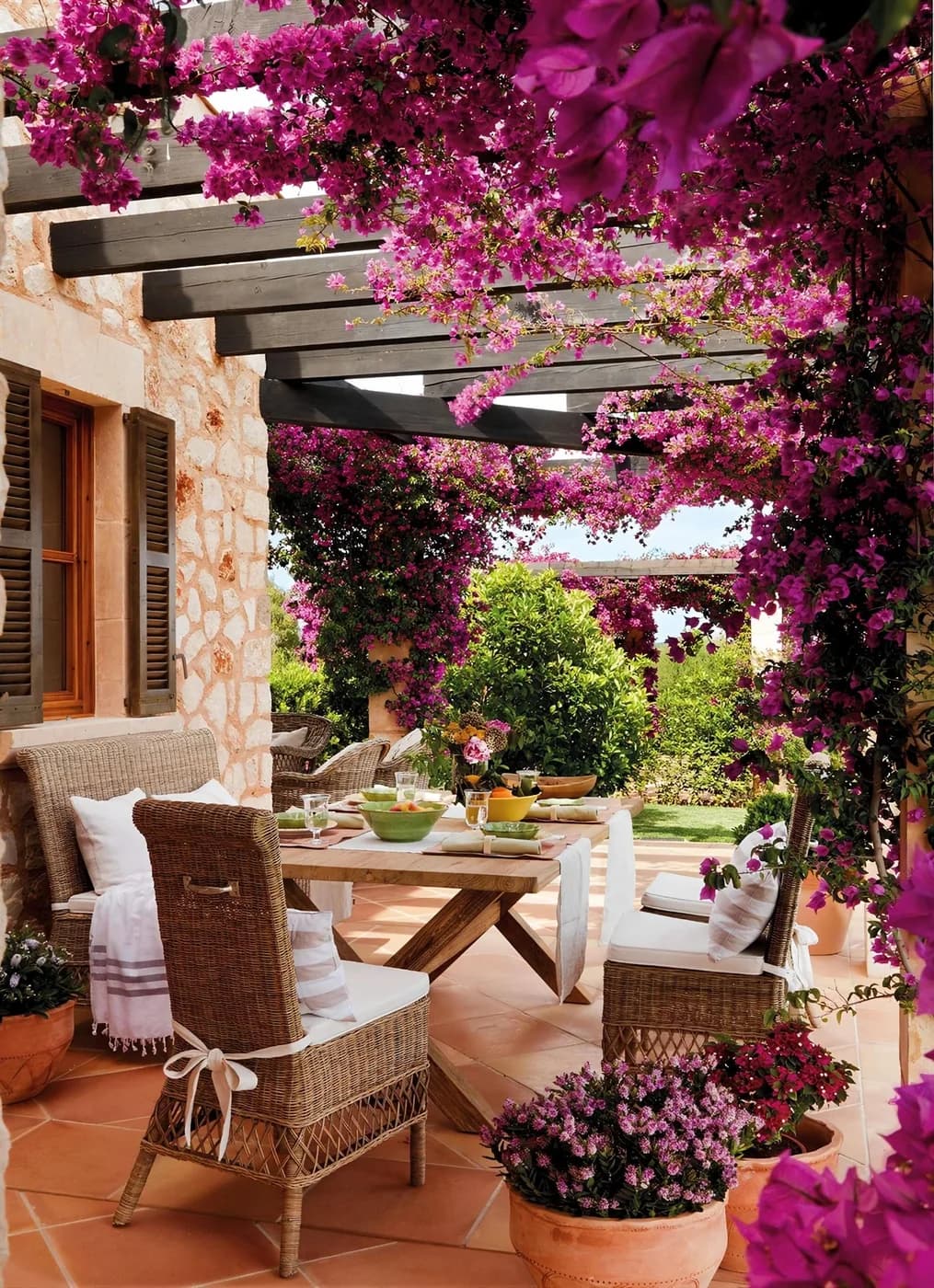 Terraza cubierta por buganvillas
