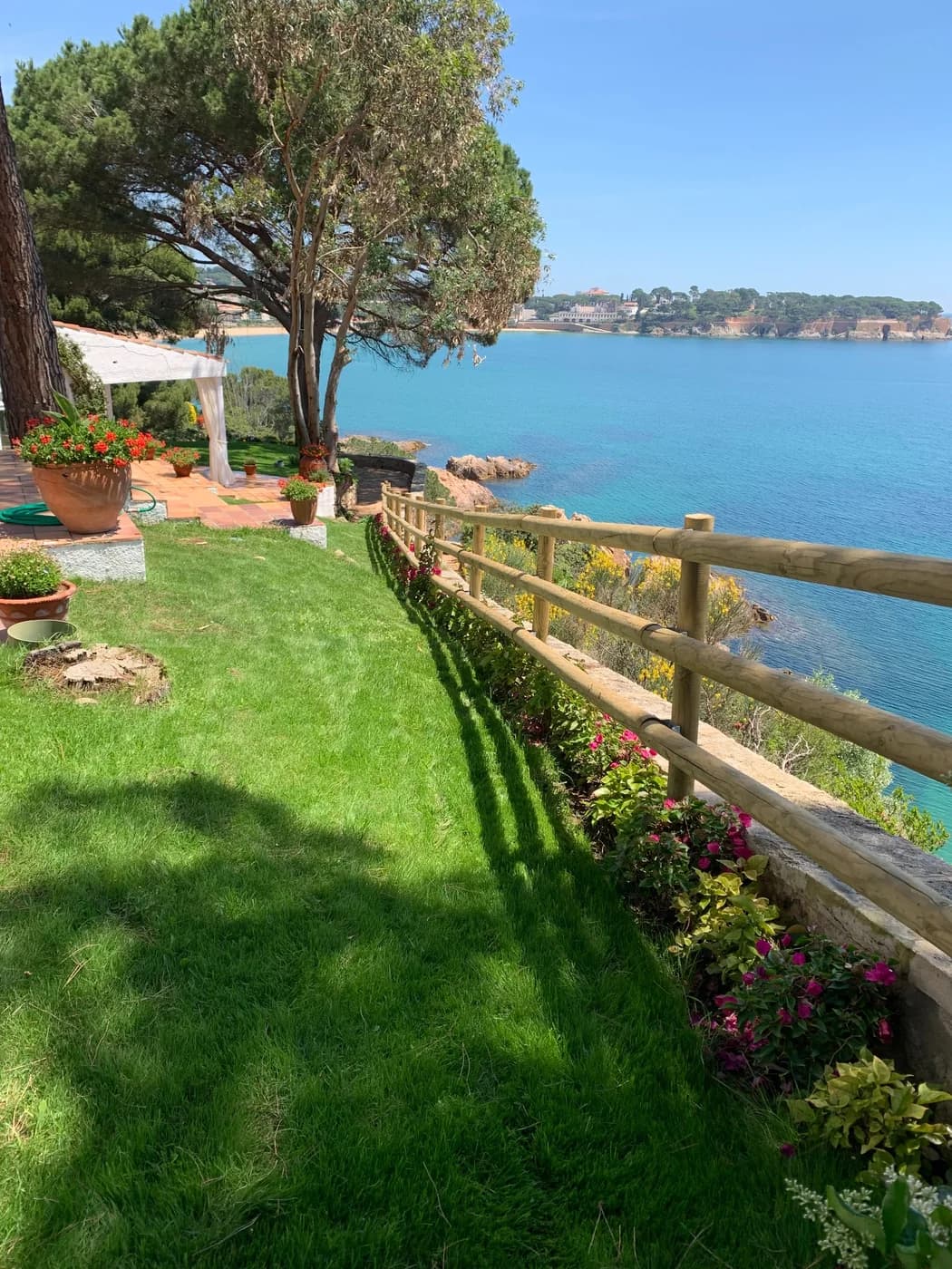 JardÃ­n de cÃ©sped junto al mar