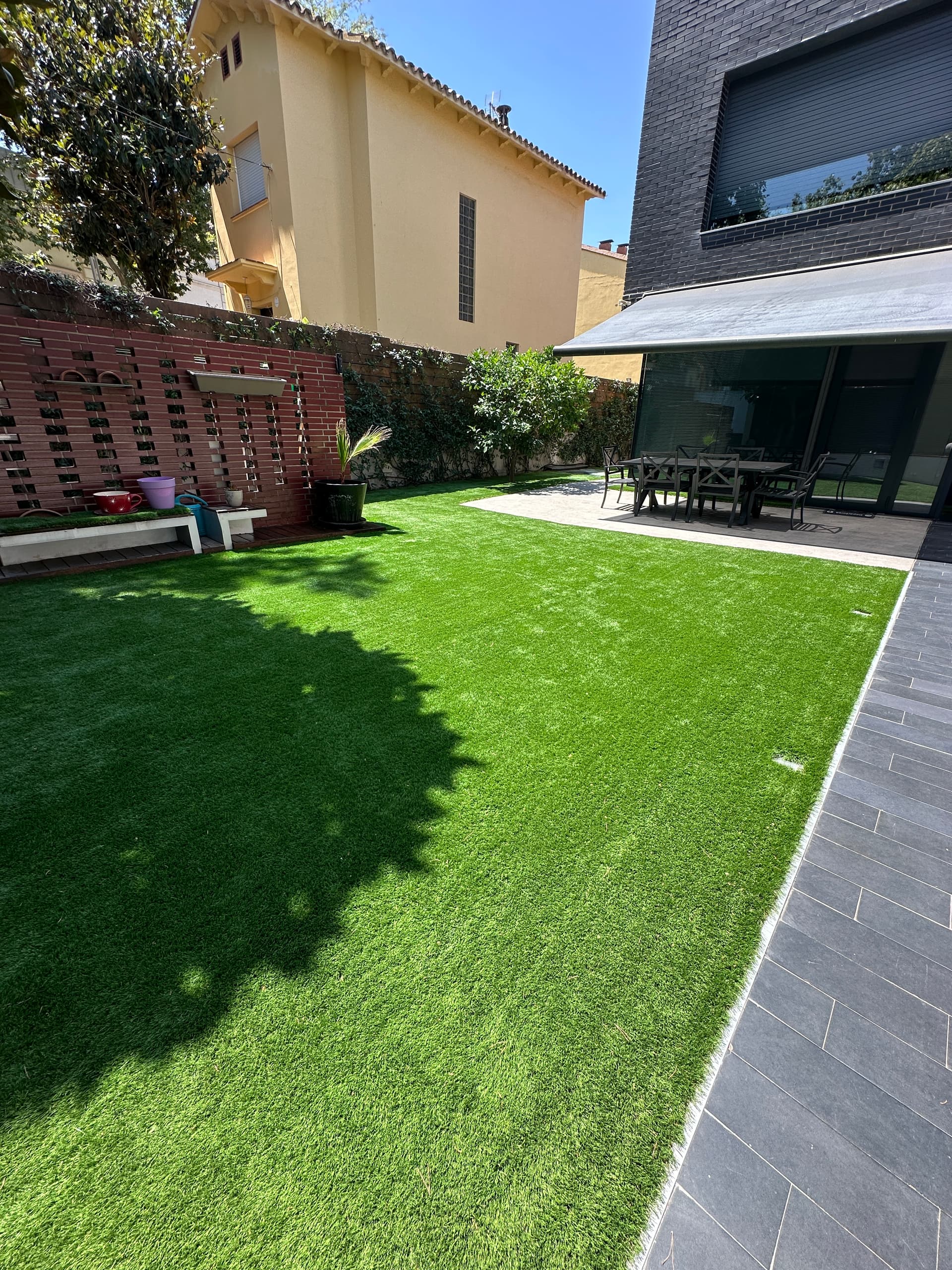 Césped artificial instalado junto a una vivienda